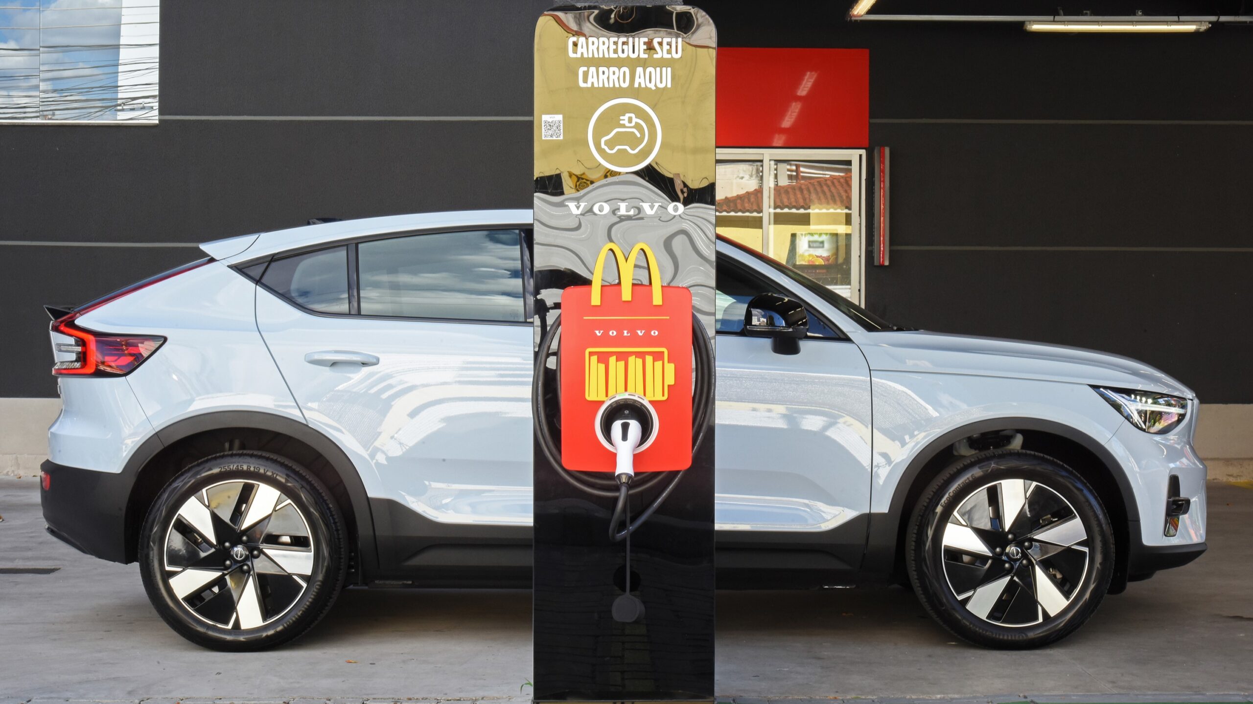 In partnership with Volvo Car Brazil, we have installed new electric vehicle charging points at our restaurants
